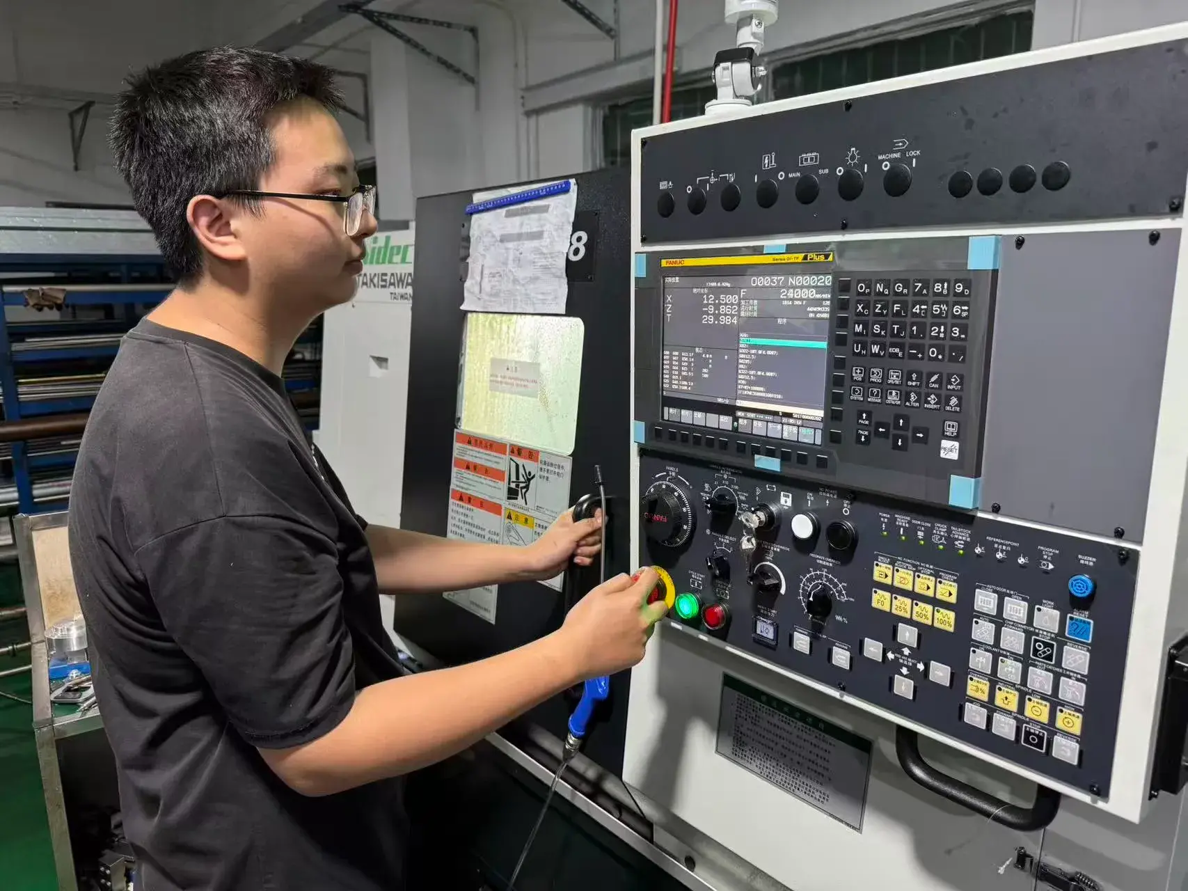 Turning machining master at YUANYI